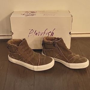 Like New! Blowfish zipper Sneaker, Size 6